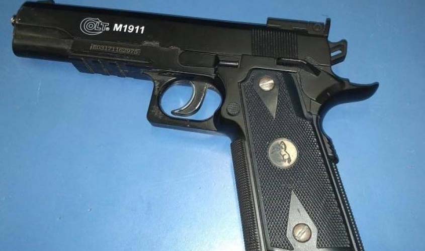 Usando simulacro de pistola, rapaz de 22 aterroriza bairro e acaba preso pela Polícia Militar