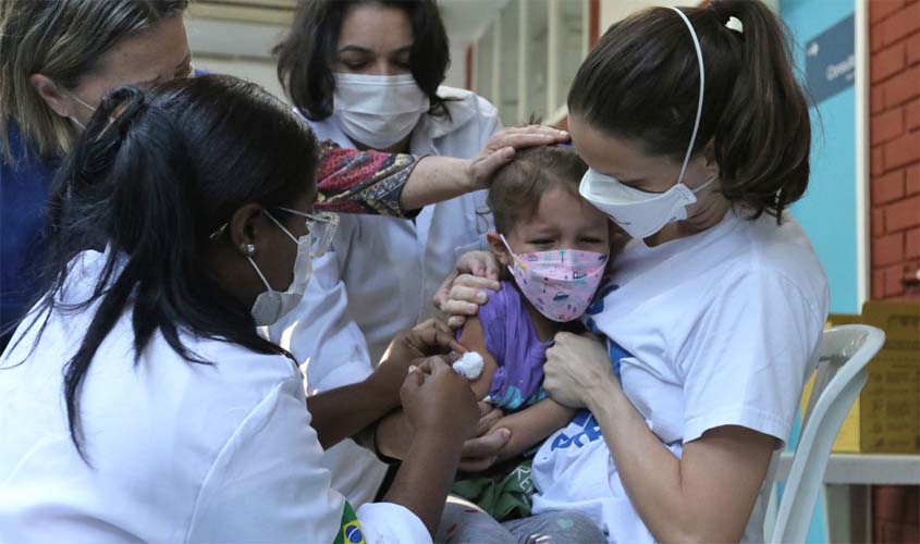 Ministério da Saúde recebe 1 milhão de doses de vacina contra covid-19