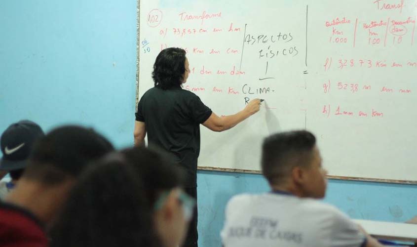 Cláudia de Jesus apoia equipe psicossocial nas escolas