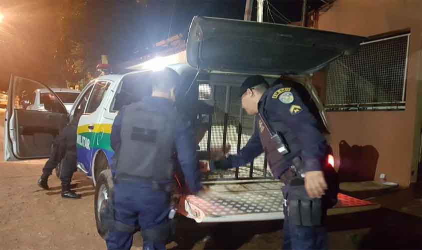 Homem é preso após tentar matar a esposa e o enteado com golpes de faca