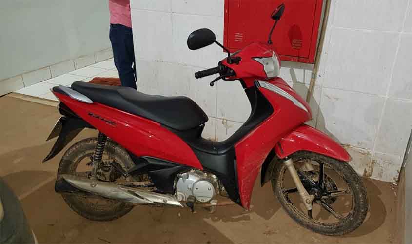 Polícia prende suspeito armado após roubo de moto