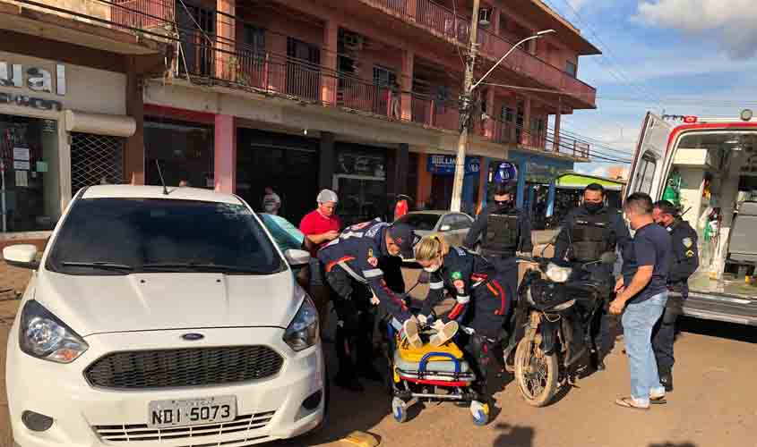 Motociclista fica ferida após bater na lateral de carro na Avenida Calama