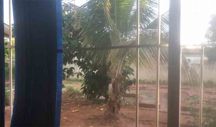 Após arrombar escola em Vilhena, ladrões levam freezers, bebedouro, geladeiras e notebooks