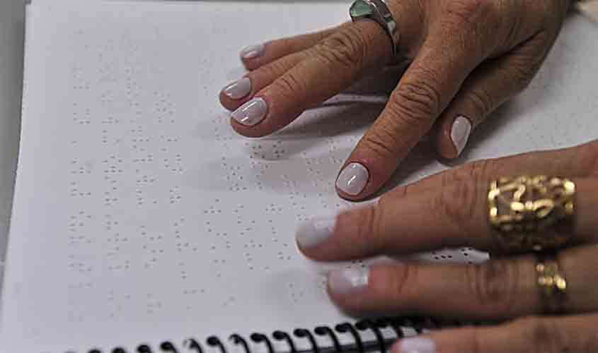 Dia Mundial do Braile chama atenção para inclusão na escrita e leitura