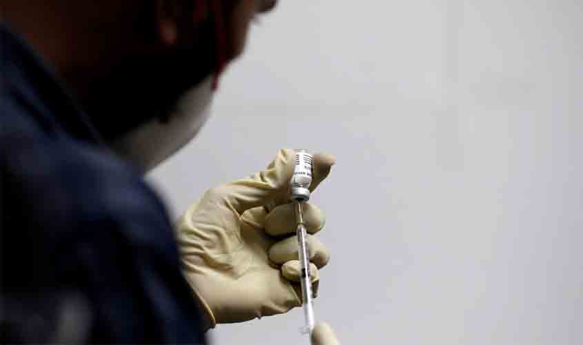 Clínicas particulares brasileiras negociam compra de vacina da Índia