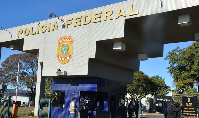 PF cumpre mandados por busca de armas da deputada Carla Zambelli