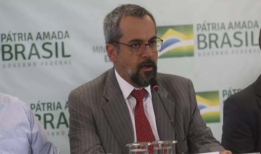 Comissão aprova convite para ministro falar sobre problemas no Enem