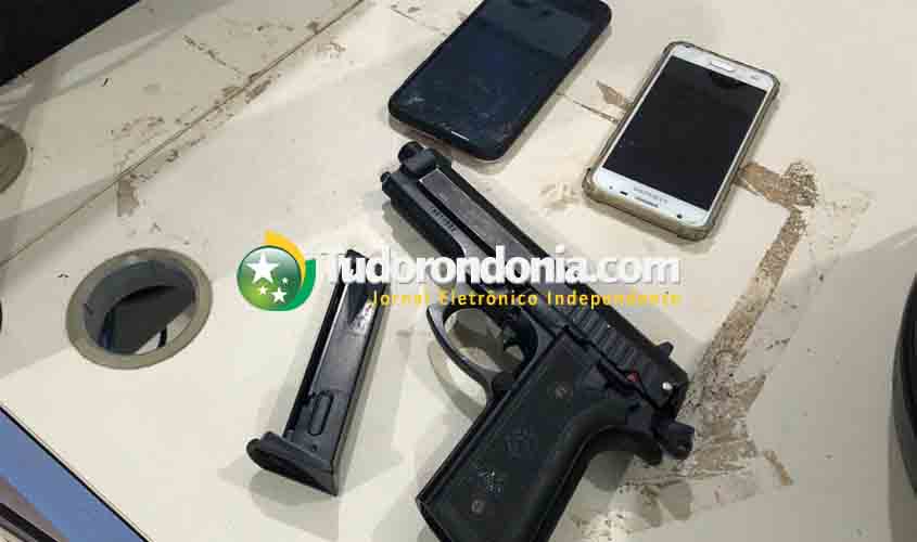 Casal é detido com réplica de pistola após arrastão em parada de ônibus