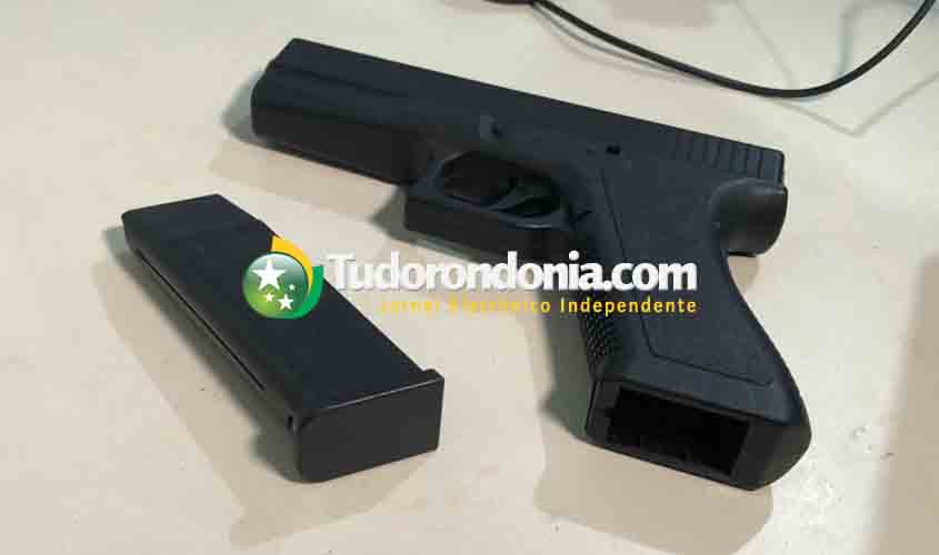 Adolescentes com moto roubada e arma de brinquedo são detidos após tentativa de fuga