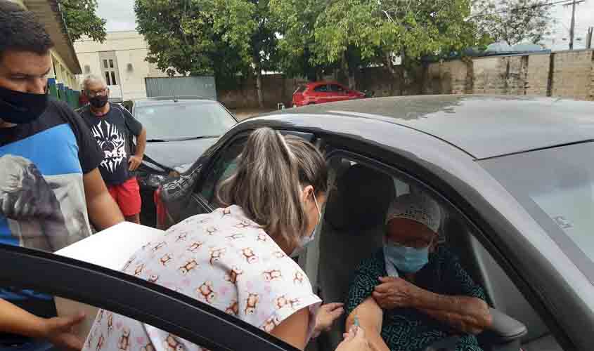 População idosa com mais de 80 anos recebe primeira dose da vacina contra a Covid-19