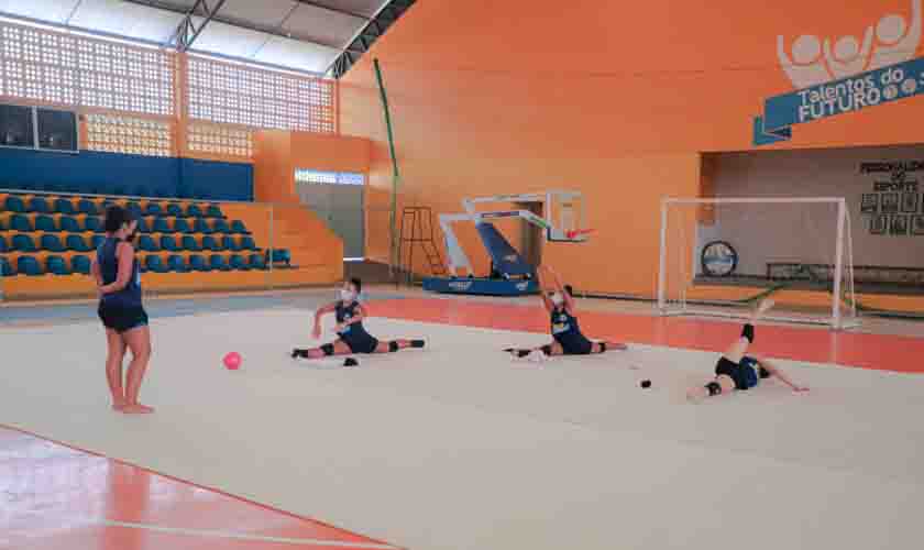 Atletas da ginástica rítmica treinam para competir na seletiva estadual