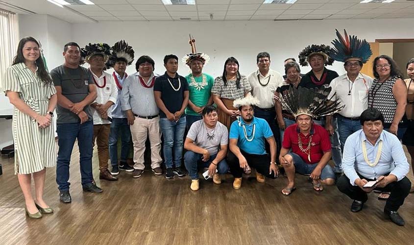Joenia Wapichana recebe comitiva de povos de Rondônia e Mato Grosso