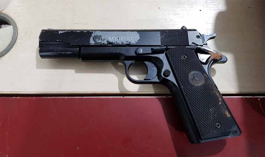 Jovens envolvidos em crimes são detidos com simulacro e moto roubada após tentativa de fuga