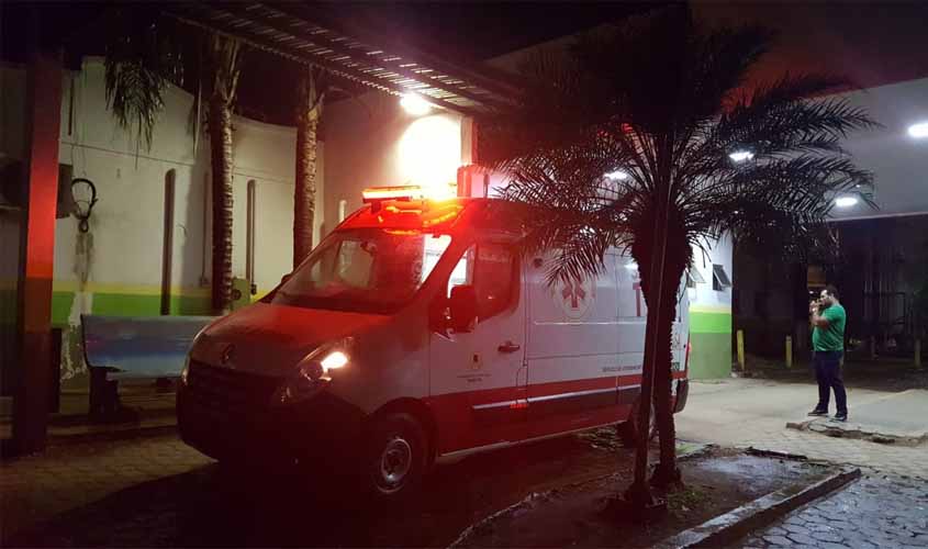 Mulher é esfaqueada depois de entregar celular durante roubo no centro da capital