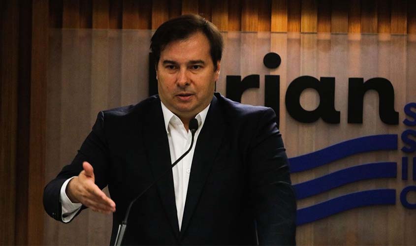 PIB aponta para redução de investimentos públicos, diz Maia
