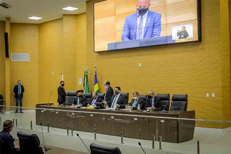 Parlamentares aprovam matérias durante sessão ordinária na Assembleia Legislativa