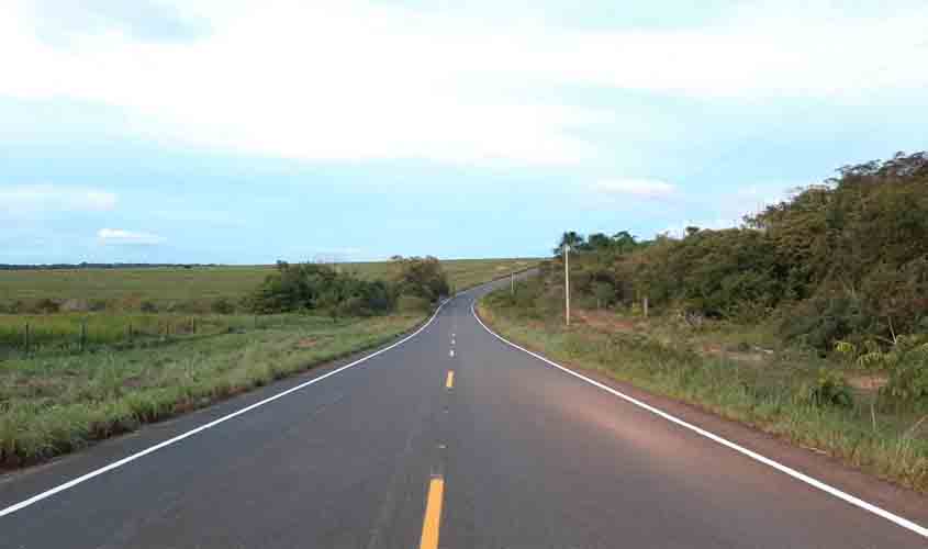 Serviços de pintura da sinalização horizontal atendem 50 quilômetros da RO-391