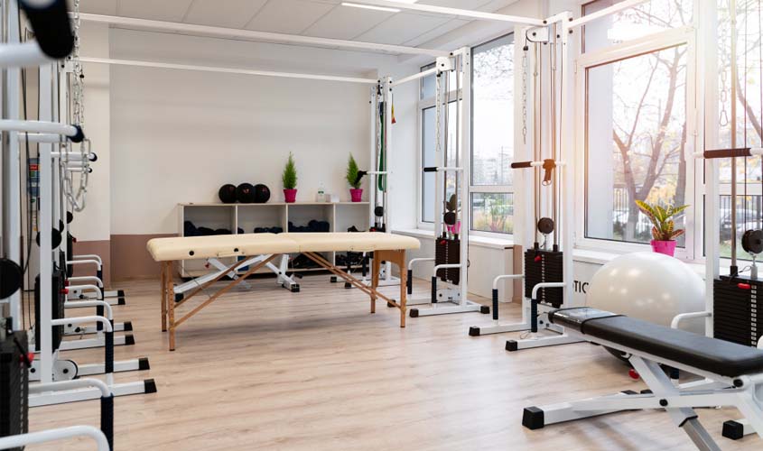 Clínica de Curitiba pode contratar fisioterapeutas sem assinar contrato de trabalho