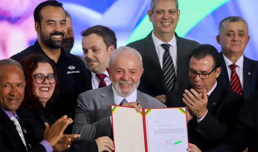 Lula assina projeto que regula atividade de motoristas de aplicativo