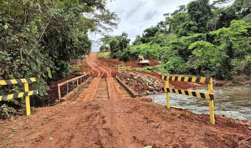 Governo de RO realiza manutenção na ponte de madeira no Rio Figueira, na RO-383