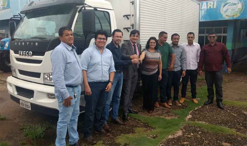 Cleiton Roque se reúne com lideranças em Candeias e participa de entrega de caminhão