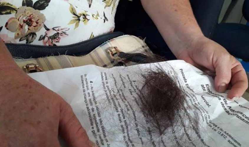 Passageira se irrita com exigência de documento para embarcar em ônibus e “arranca cabelo” de funcionária em Vilhena