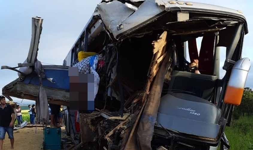 Grave acidente entre ônibus e carreta na BR-364 deixa pelo menos três vítimas fatais