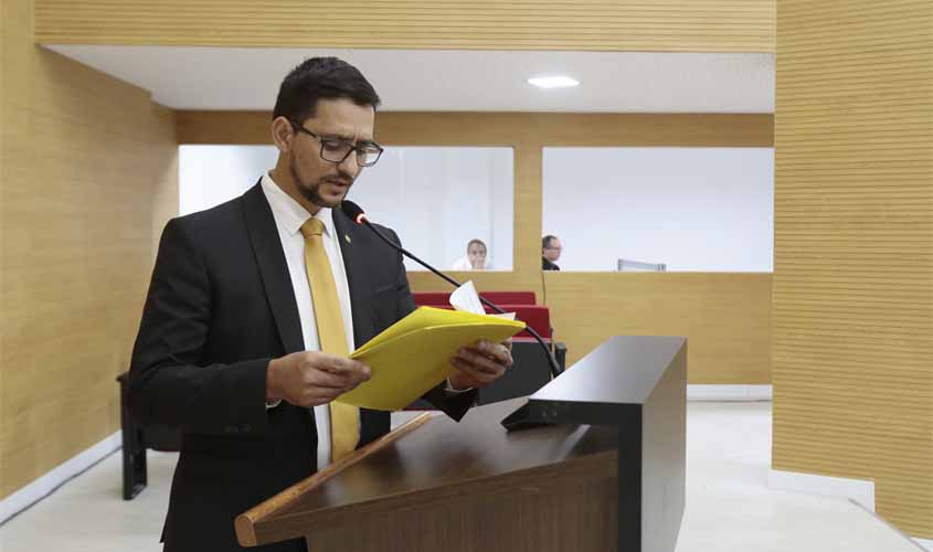 Assembleia aprova projeto de Anderson Pereira que inclui assistente social psicólogo e outros profissionais em escolas estaduais