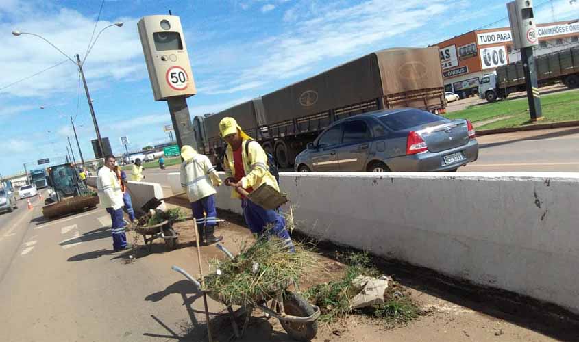 Semusb realiza serviço de limpeza no canteiro da BR-364