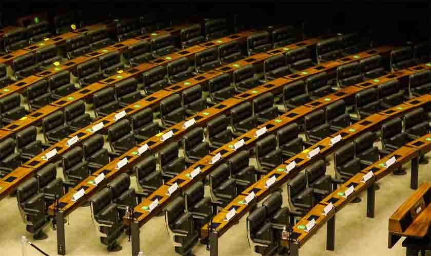 Cerca de 70 parlamentares trocaram de legenda na janela partidária