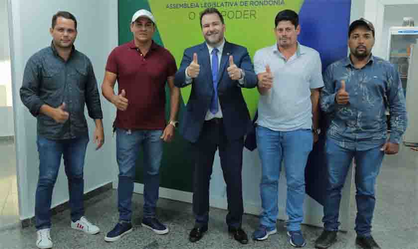 Presidente Alex Redano anuncia mais R$ 100 mil para reforma de escola em Alvorada do Oeste