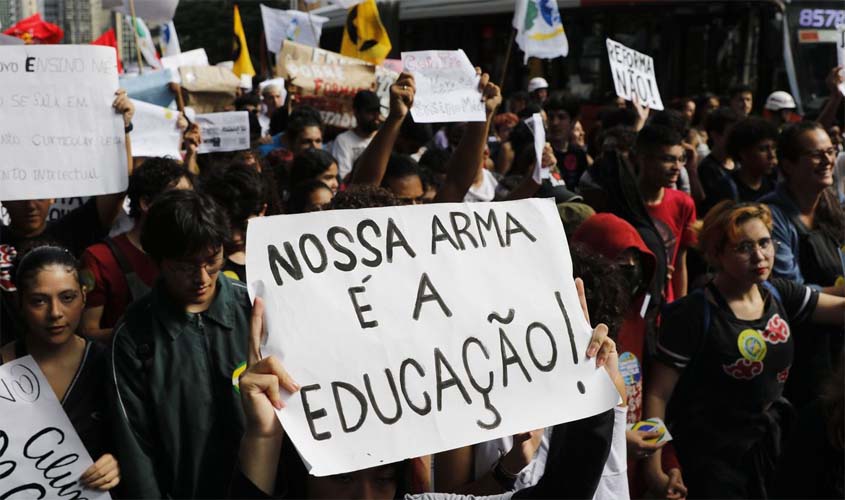 Governo suspende cronograma de implementação do Novo Ensino Médio