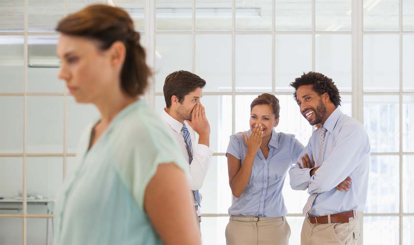 Ambiente profissional é onde mais se reproduz piadas ofensivas, afirmam 6 em cada 10 brasileiros