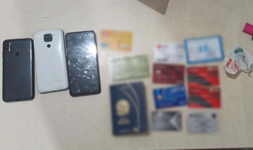 PM recupera objetos, apreende drogas e prende suspeitos