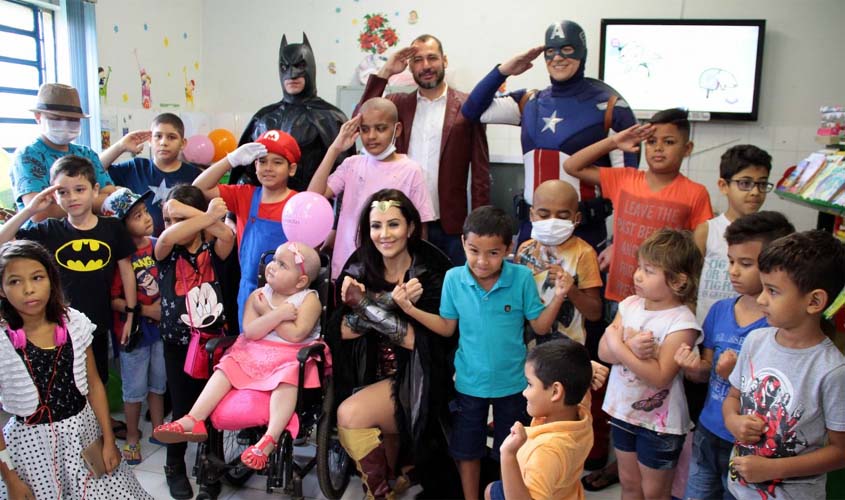 Crianças do setor de oncologia do Hospital de Base, em Porto Velho, recebem a visita de heróis da Marvel e DC