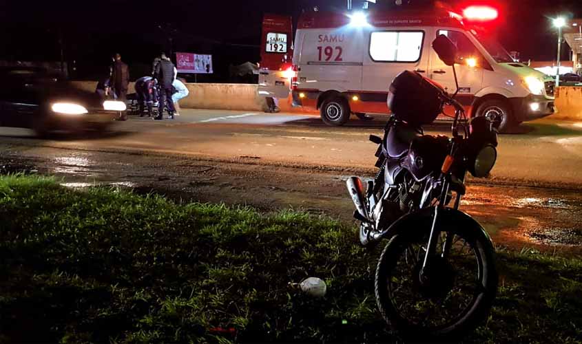 Motociclista fica ferido após bater na lateral de carro que parou na faixa de pedestre