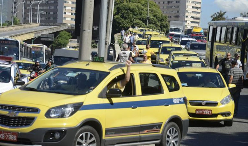 Bolsonaro deixa transporte de passageiros por táxi ou aplicativo de fora do grupo de atividades consideradas essenciais