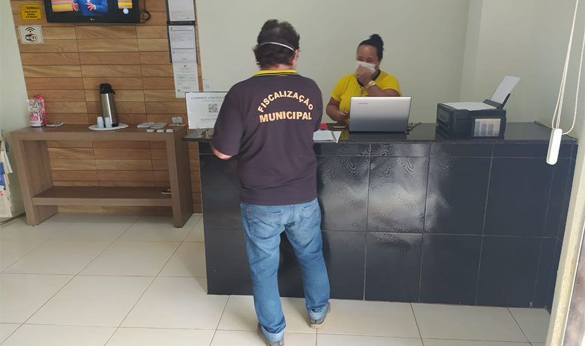 Prefeitura fiscaliza comércio quanto ao uso de máscaras, álcool em gel e aglomeração