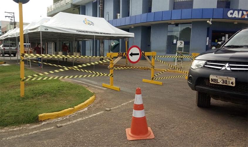 Prefeitura instala tendas e organiza fluxo de beneficiários próximo à Caixa Econômica