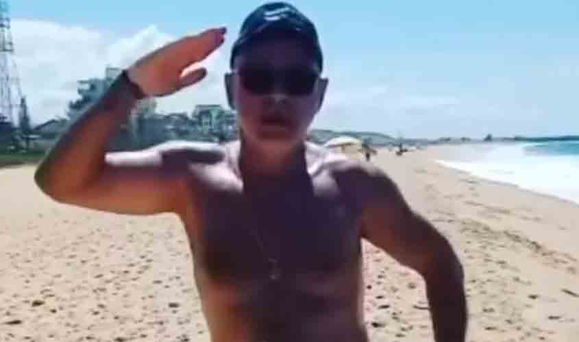 Livre, leve e solto, Queiroz tira onda na praia do Rio