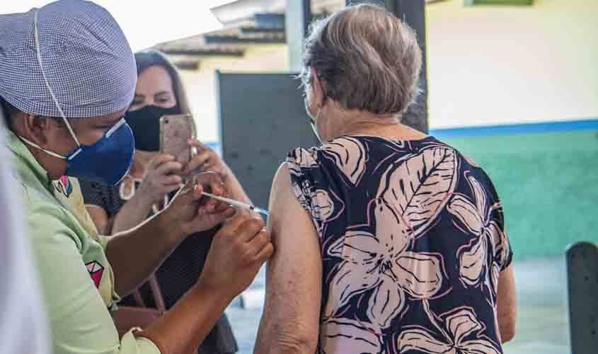 Idosos vacinados na Escola Urupá devem tomar segunda dose no Aluízio Ferreira ou Gonçalves Dias