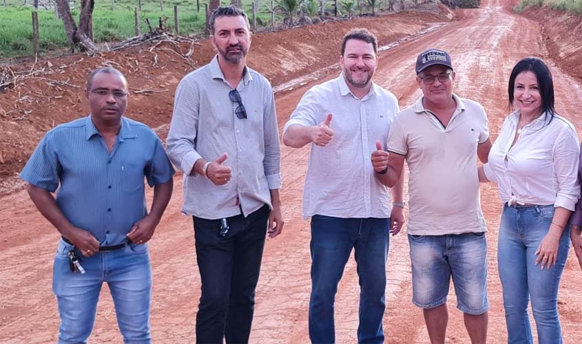 Presidente Alex Redano vistoria obras de patrolamento na linha 105, em Alto Paraíso