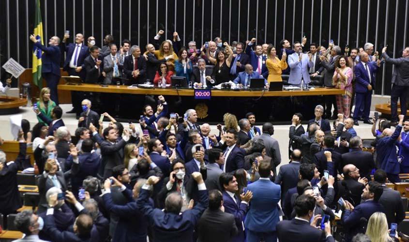 Deputados aprovam projeto que cria piso salarial da enfermagem  