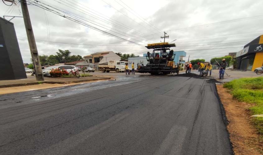 Trechos da avenida Jorge Teixeira e rua Rafael Vaz e Silva recebem obras de recapeamento