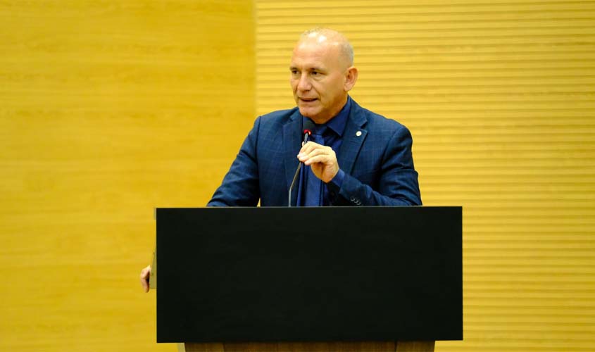 Ezequiel Neiva lamenta suspensão de voos da Azul em Rondônia