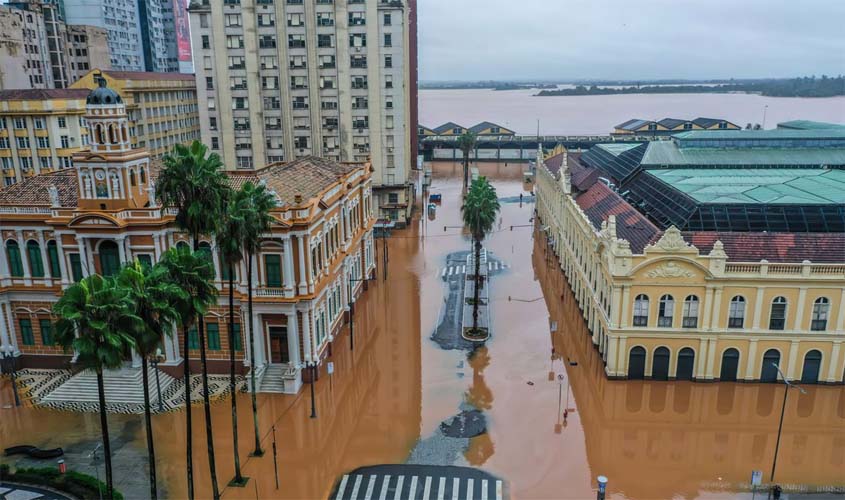 Aeroporto de Porto Alegre suspende voos por tempo indeterminado