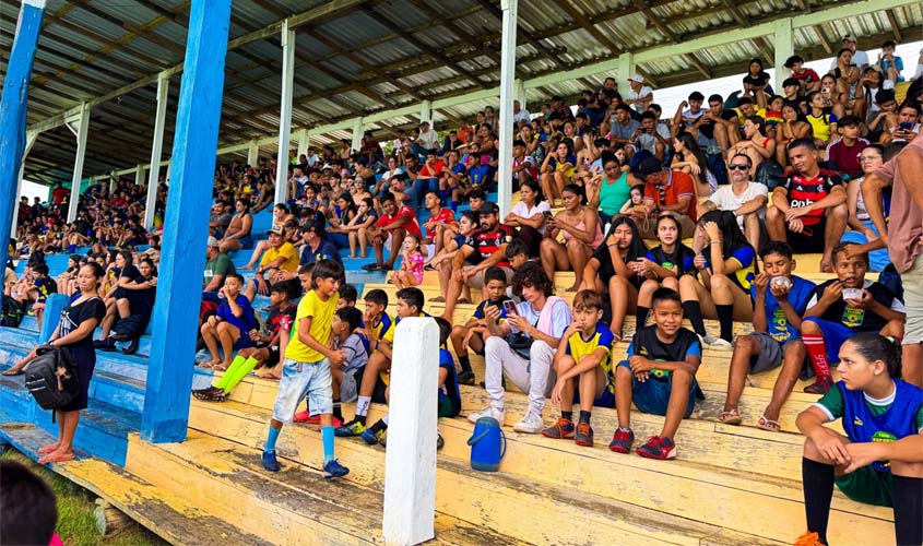 Prefeitura entrega kits esportivos a 500 crianças em Extrema
