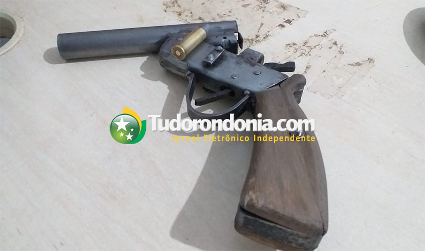 Jovem é preso com arma acusado de ameaçar moradores