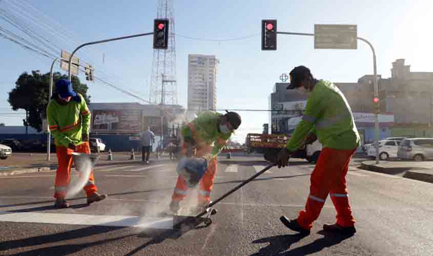 Prefeito vistoria serviços de sinalização em Porto Velho