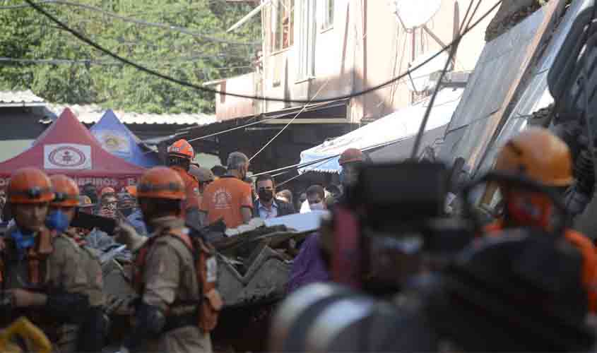 Polícia ouve dono de prédio que desabou